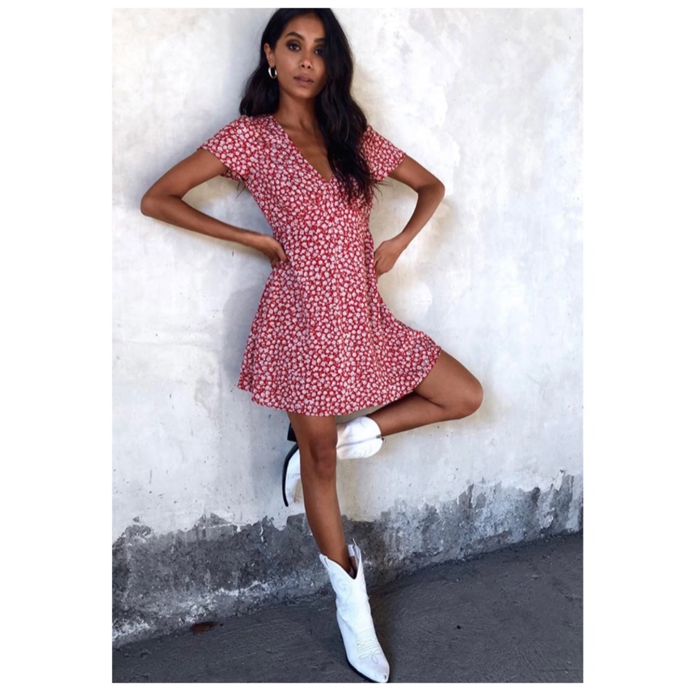 NWT MOTEL ROCKS ElARA TEA DRESS IN DITSY ROSE RED